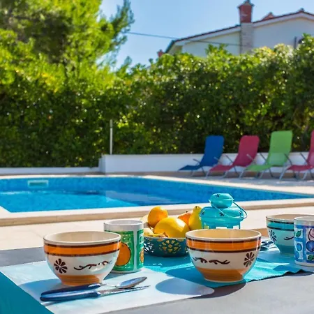 Apartment Zeljko-mit Pool, 200m Vom